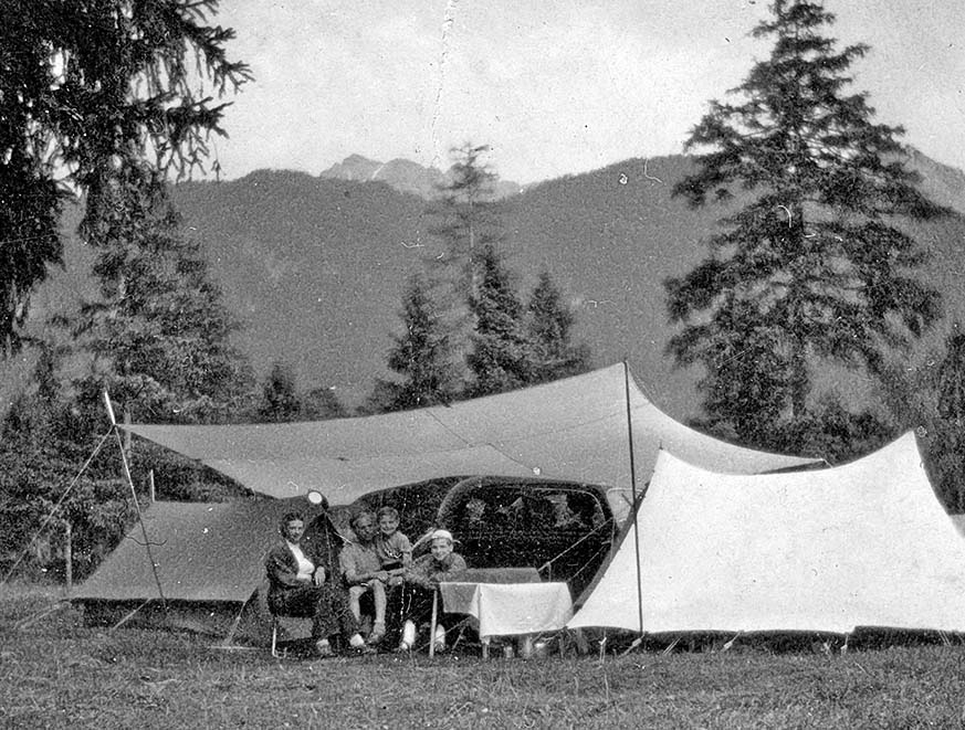 Zwei Zelte und ein Tarp